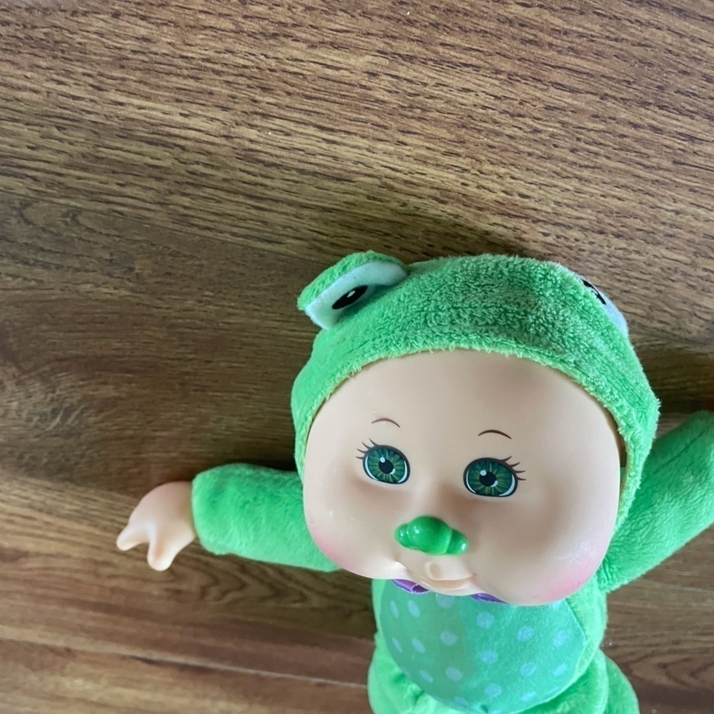 Cabbage Patch baby doll dressed as a frog - Picture 3 of 4